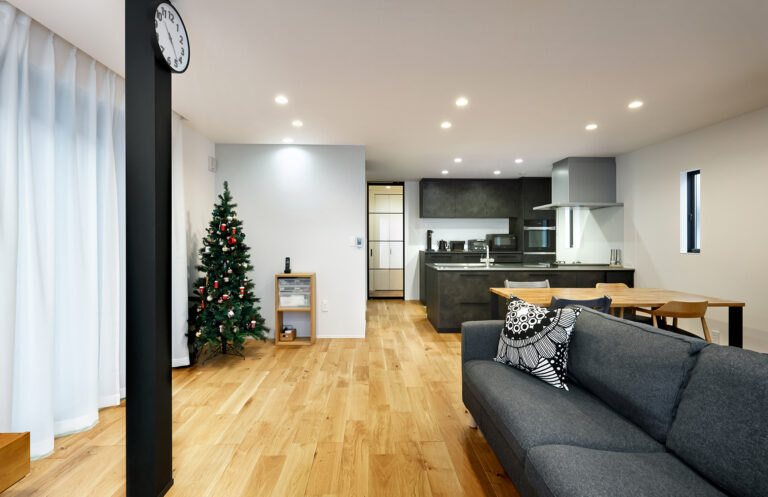 家族が自然と集まる開放的なリビングのある家