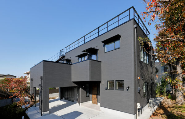 屋上テラスでアウトドアを満喫できるガレージハウス